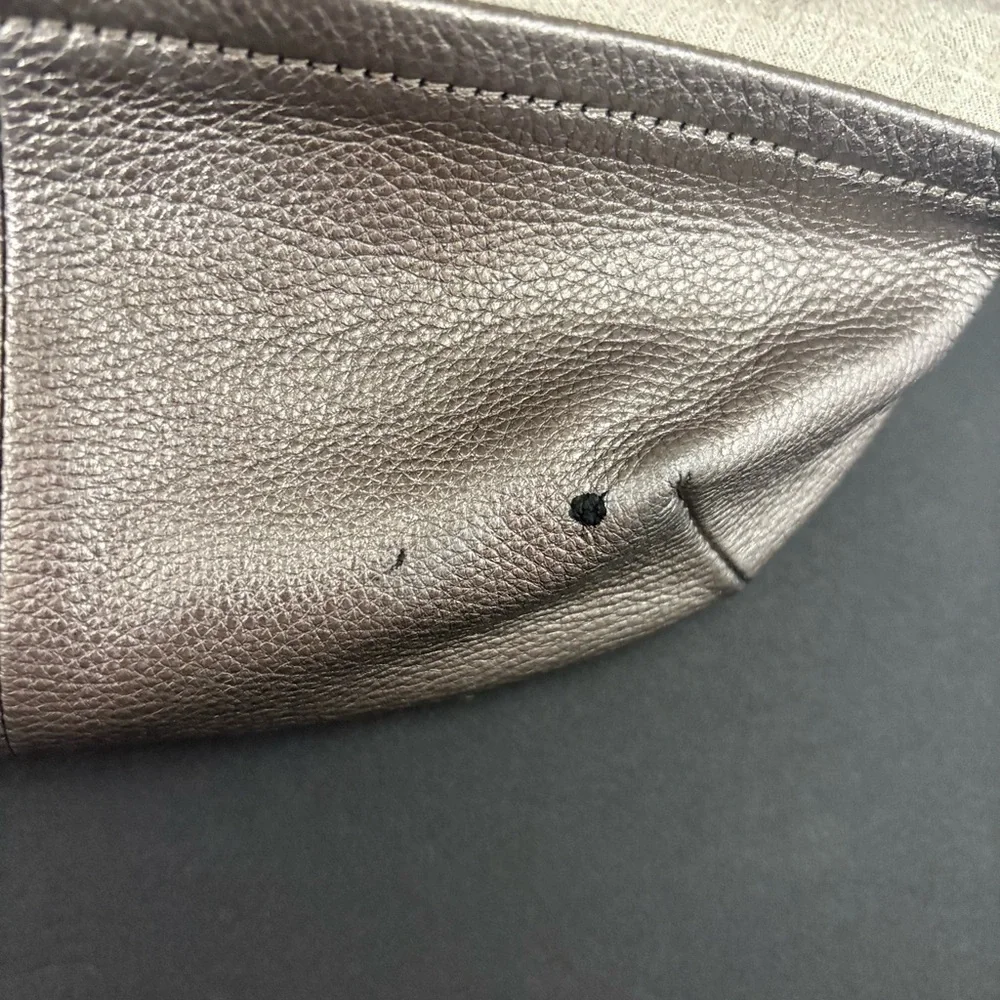B MAKOWSKY METALLIC SILVER SOFT LEATHER HOBO STYLE HANDBAG - A8 - Picture 2 of 11